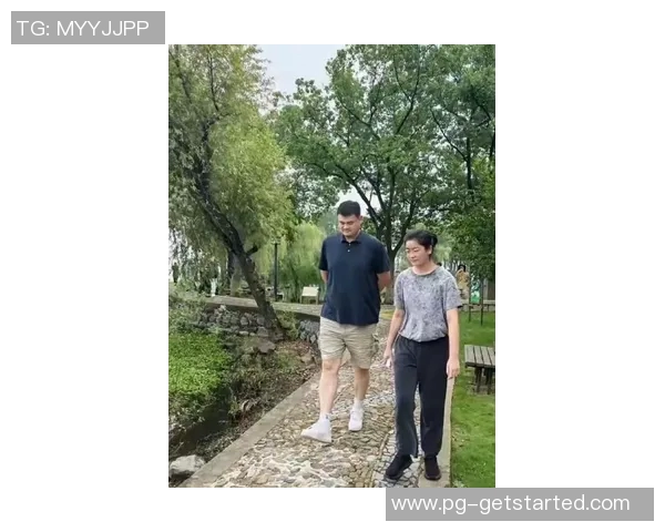 姚明在上海街头散步的悠闲时光与城市风景的完美融合